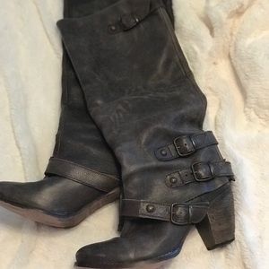 Distressed short heeled boots!